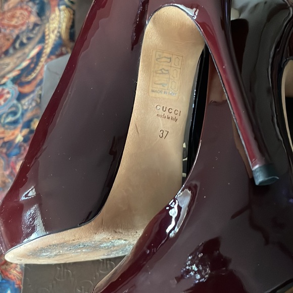 Very Classy High Heeled Perp Toe GUCCI Pumps - Picture 2 of 7